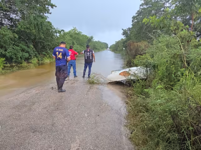 La inundación afecta tanto a vehículos como a campesinos con parcelas en la zona