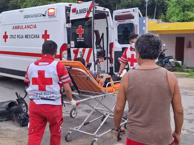 Paramédicos atendieron al menor antes de trasladarlo al hospital por una posible fractura