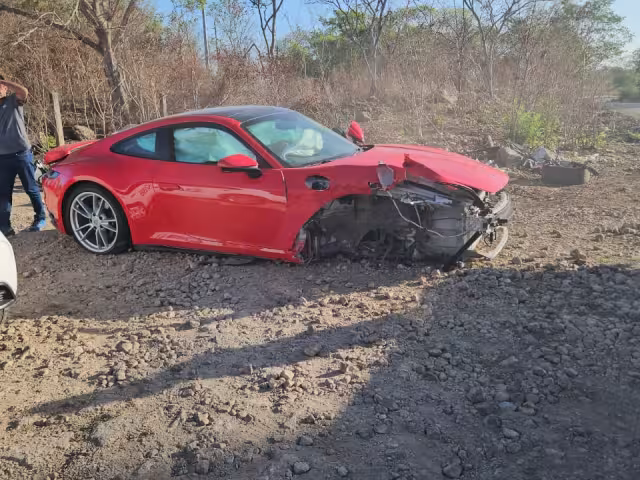 Porsche chiapaneco se desvía a Dzitnup y choca; pérdidas materiales elevadas