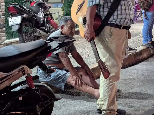 Diálogo evita traslado al corralón tras choque en triciclo