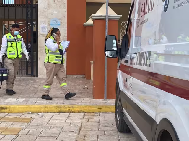 El maestro se cayó, pero sus compañeros lo ayudaron rápido y ya está bien