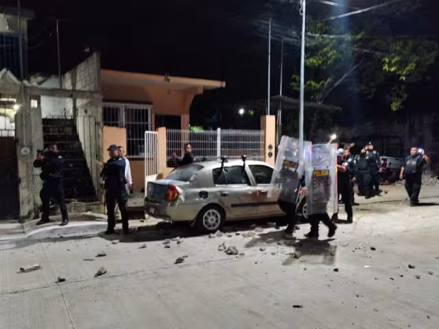 Vecinos se enfrentan y policía usa gas lacrimógeno en colonia 23 de Juli