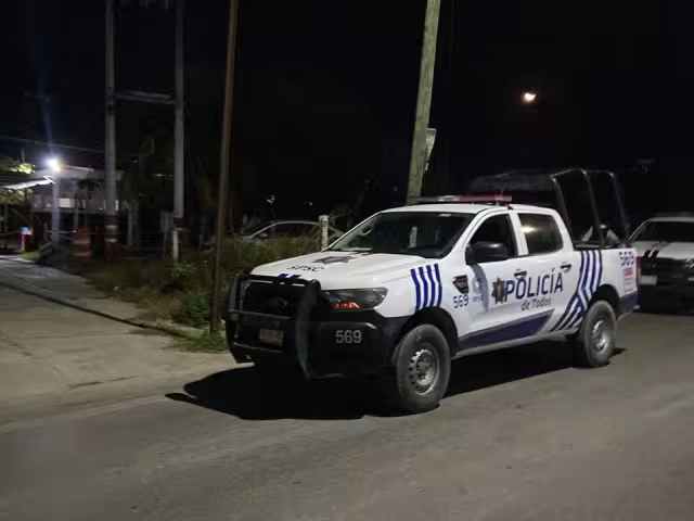 En estado crítico joven motociclista tras impactarse contra muro en campo deportivo