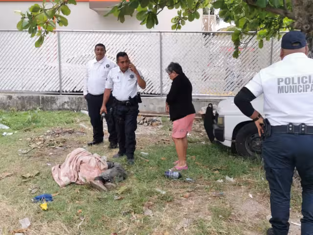 Vecinos encuentran a un hombre inmóvil cubierto con una cobija y piensan que está muerto