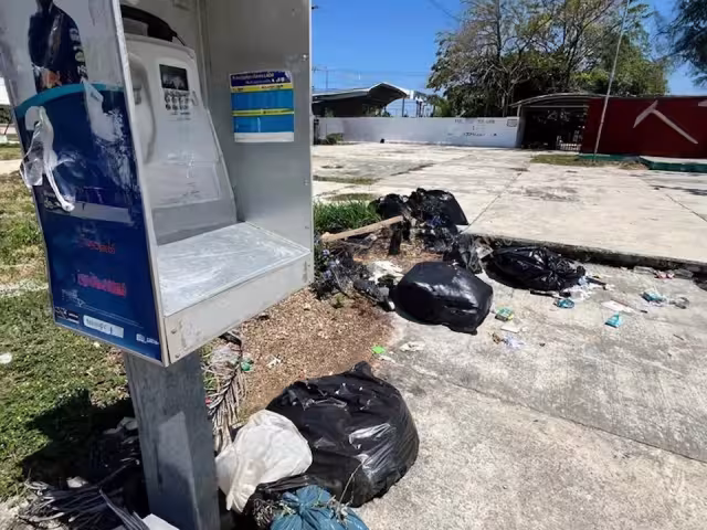 Las bolsas de basura ya llevan varios días contaminando la localidad.