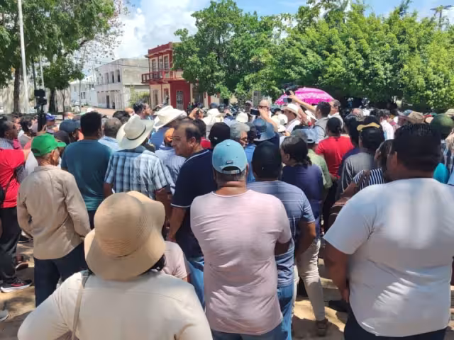 Más de 100 líderes cañeros se manifestaron a las afueras del Palacio de Gobierno.
