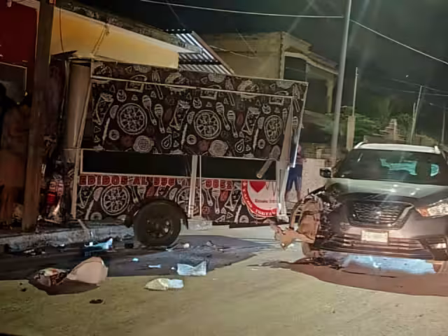 Un conductor ebrio dormido al volante se estrelló contra un remolque de antojitos estacionado en vía pública en Calkiní, Campeche.