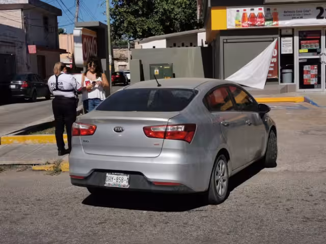 Una imprudente conductora provocó un accidente en la avenida López Mateos al no respetar su alto marcado en disco.