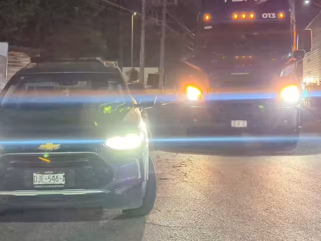 Tractocamión de empresa TDR provoca accidente en La Riviera; hay daños materiales