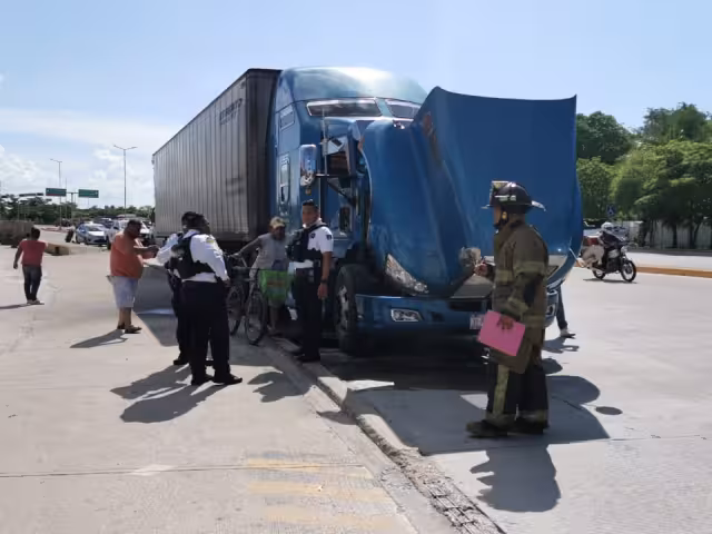Confunden humo por incendio en tractocamión en la Isla de Tris