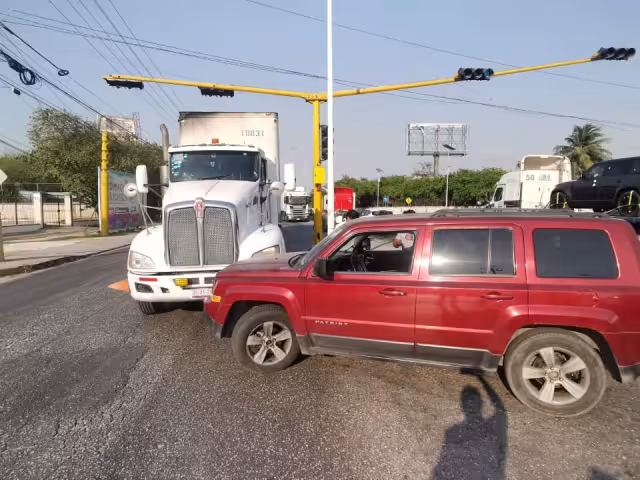 Un choque entre un tractocamión y una camioneta particular causó una intensa congestión vial en La Riviera