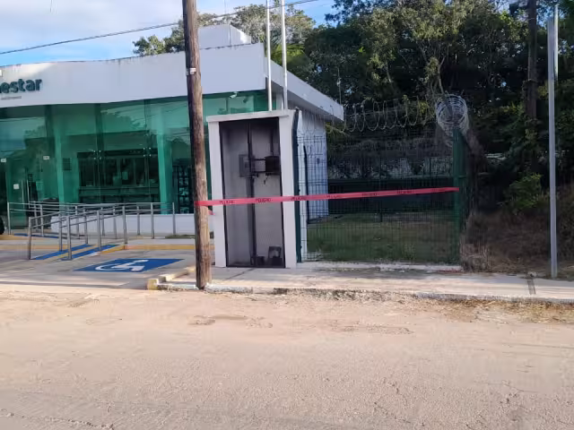 Un cortocircuito en el Banco Bienestar Benito Juárez dejó fuera de servicio el sistema eléctrico, afectando a muchos abuelitos