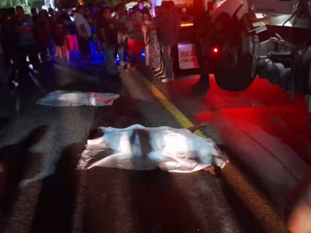 El cuerpo sin vida del joven quedó tendido sobre el pavimento.