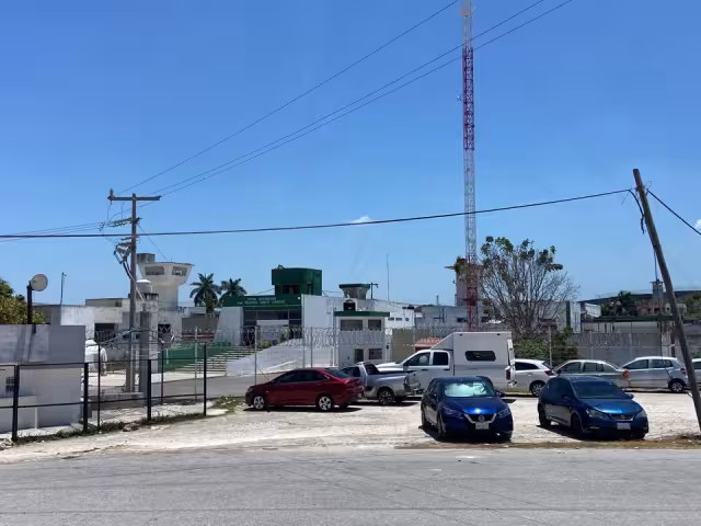 Joven de 19 años fue detenido en Tenabo por vender droga frente a una secundaria.