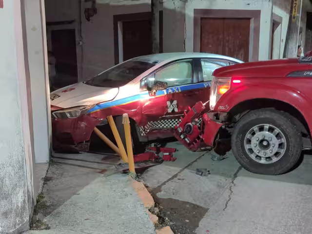 Aparatoso accidente entre bomberos y taxi en Guanal, saldo: daños materiales