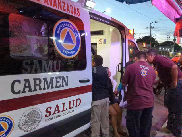 Los paramédicos atendieron en el lugar a la menor tras la golpiza.