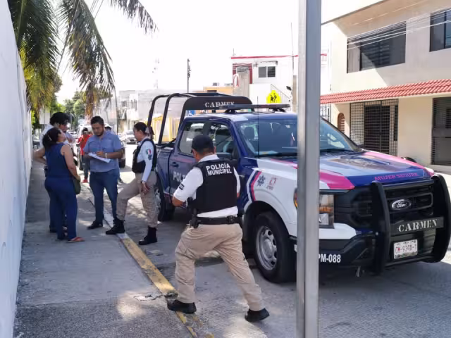 Los padres reportaron la desaparición a las líneas de emergencia, iniciando una búsqueda dentro y fuera del lugar.