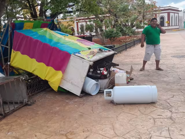 Afortunadamente el percance no pasó a mayores y los dueños de los puestos pudieron retirarse sin problemas adicionales