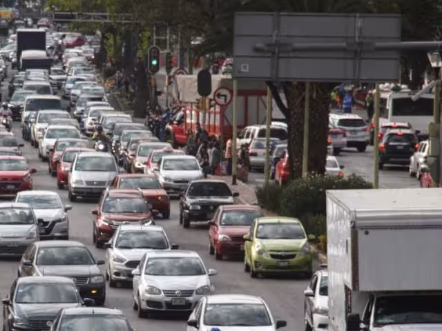 El programa Hoy No Circula es una medida ambiental que restringe la circulación vehicular en días específicos 