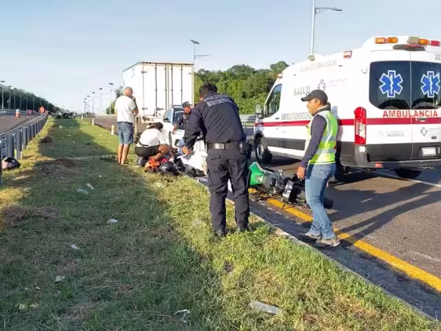 Los afectados cruzaron de forma ilegal el camellón entre las unidades habitacionales Siglo XXI y Siglo XXIII, lo que provocó que una unidad pesada los impactara