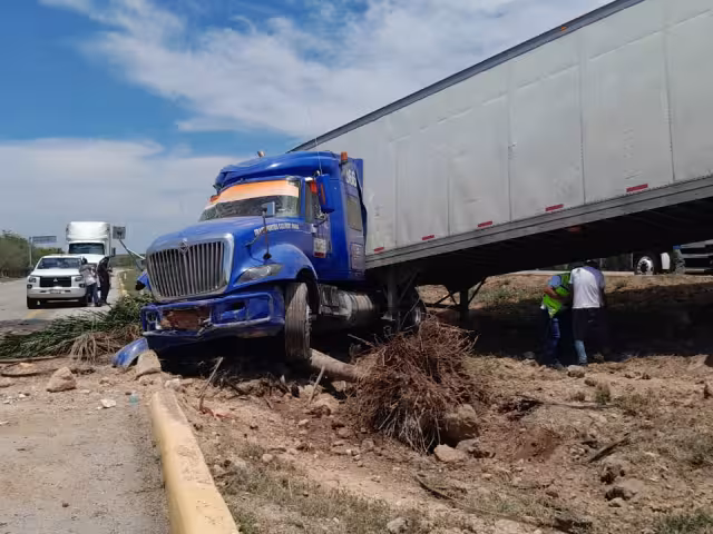 Un tráiler de doble remolque salió de la carretera en Bécal tras ser cerrado por otra unidad que se dio a la fuga.
