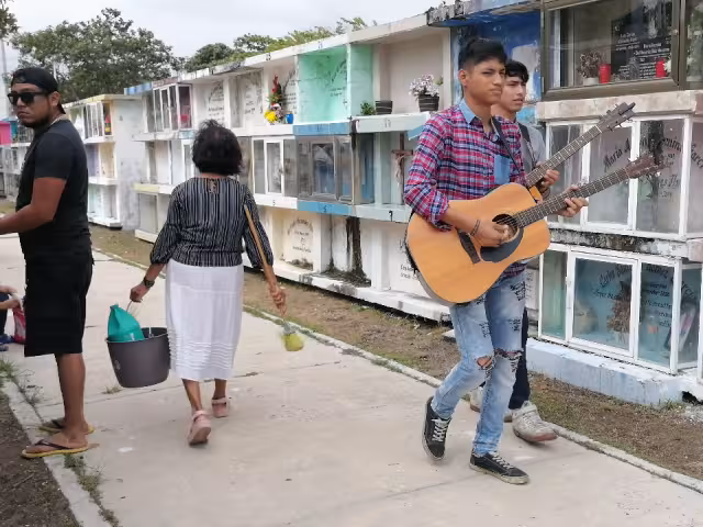 En esta fecha importante para muchos ciudadanos llevar serenata, flores, algún detalle que en vida le gustaba a su ser amado, convierte el momento en algo muy especial