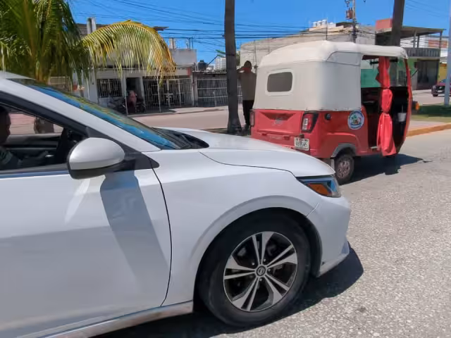 La conductora del automóvil impactó por alcance al pochimóvil.