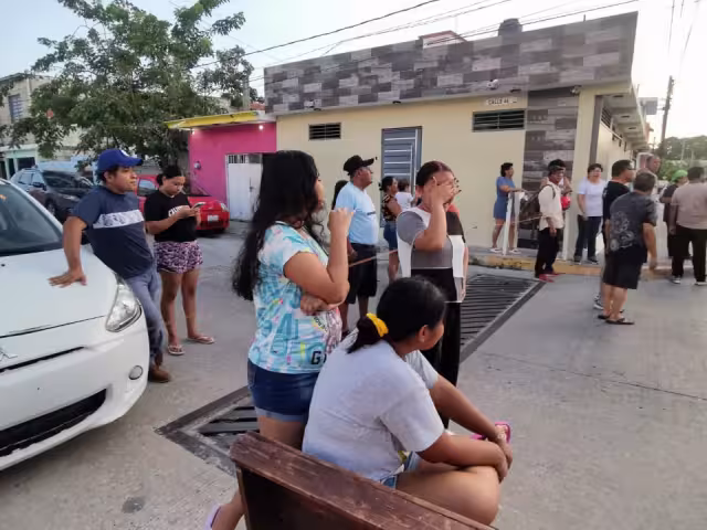 Vecinos de la colonia Benito Juárez bloquearon calles por más de 20 horas sin energía eléctrica.