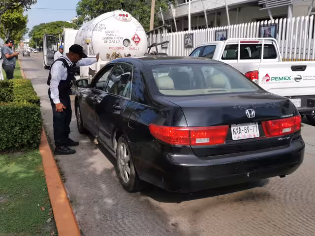 Una conductora chocó su automóvil contra la parte trasera de una pipa de gas por no guardar la debida distancia.