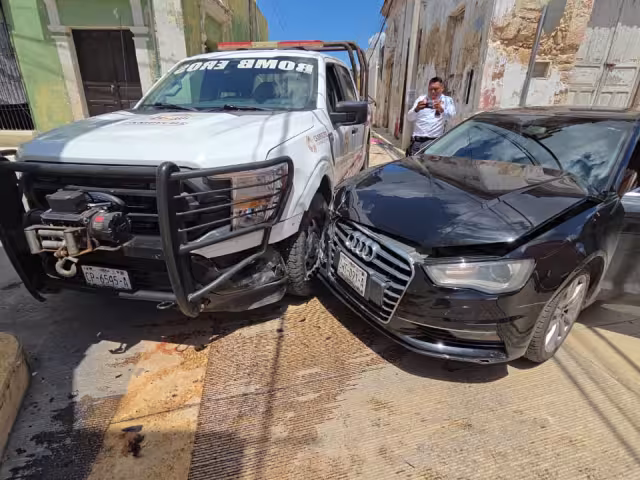 El auto compacto y la camioneta de rescate impactaron de frente en el cruce vial.