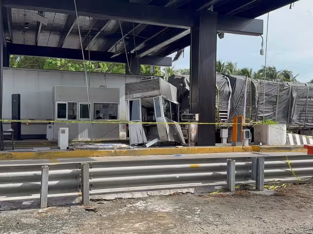 Camión de carga impacta y destruye módulo de cobro en el Puente Zacatal