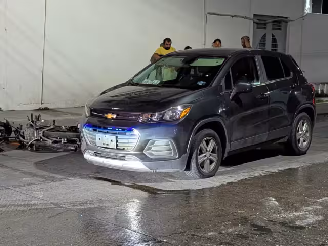 Impacto por alcance entre camioneta y moto genera leves afectaciones viales