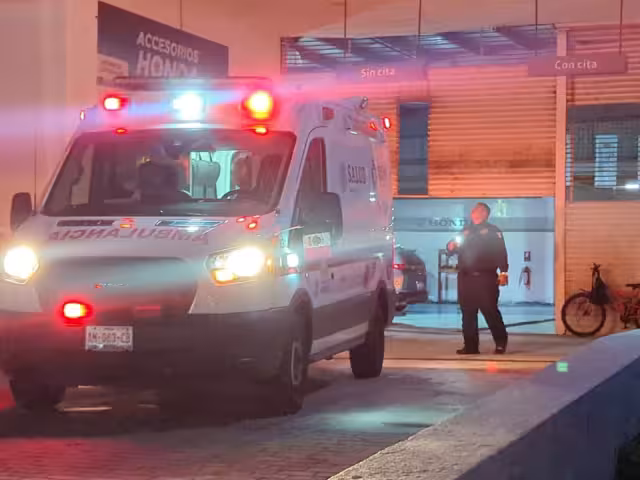 Joven vigilante sufrió aparatosa caída en concesionaria Honda de Campeche.