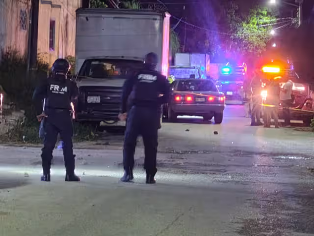 Elementos policiacos acudieron al lugar para resguardar la escena del crimen.
