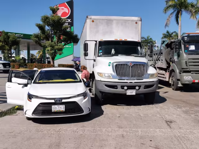 La conductora del automóvil Toyota intentó ganarle el paso al camión al salir de una gasolina