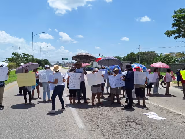 Familias bloquean carreteras