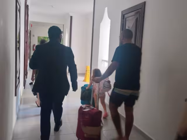 Se le solicitó a la pareja abandonar el hotel ante lo sucedido.