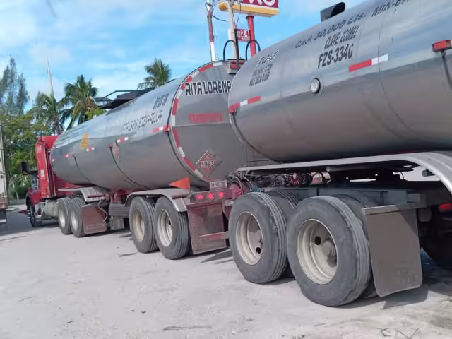 Choferes de carga pesada generan caos vial y ponen en riesgo a familias en Isla Aguada