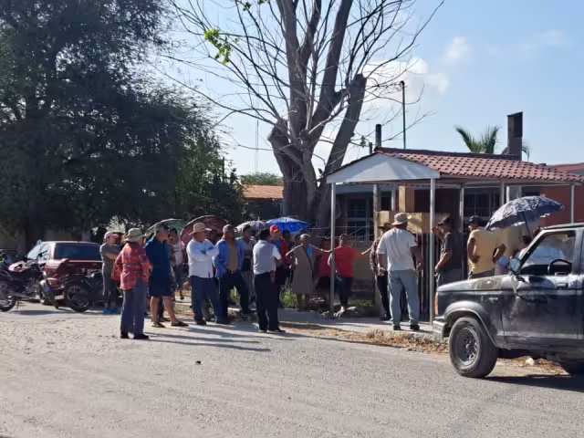 Padres de familia bloquean el acceso a la escuela Miguel Hidalgo y Costilla en protesta por obra inconclusa