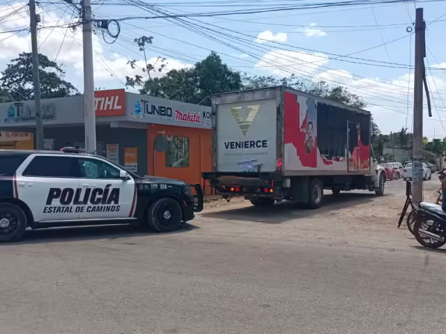 Policías cerraron calles de Lázaro Cárdenas por la llegada del material electoral