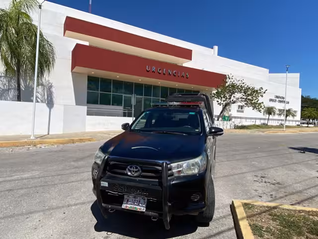 El hombre fue trasladado al primer hospital debido a su grave estado, actualmente continúa internado con quemaduras en las extremidades, se descarta su fallecimiento