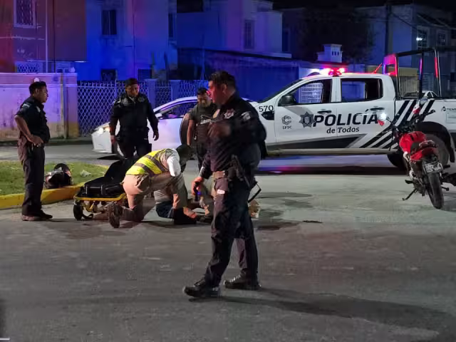 Una pareja derrapó en motocicleta tras salir de una cantina en la avenida Concordia.
