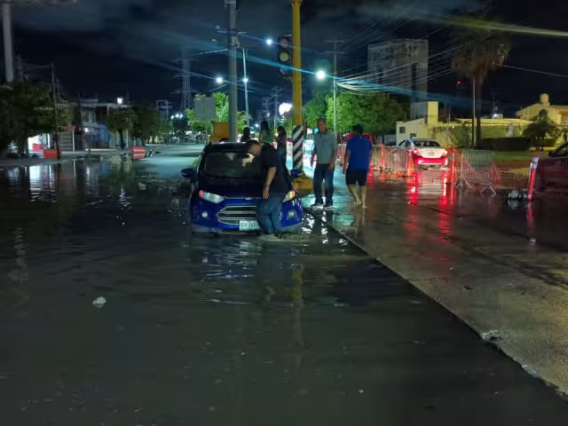 Accidente en Ciudad del Carmen: conductor cae en vía en construcción frente a Plaza Palmira