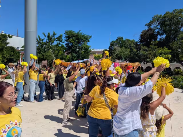 Medio centenar personas se reunieron en la Plaza Grande para visibilizar el cáncer infantil.