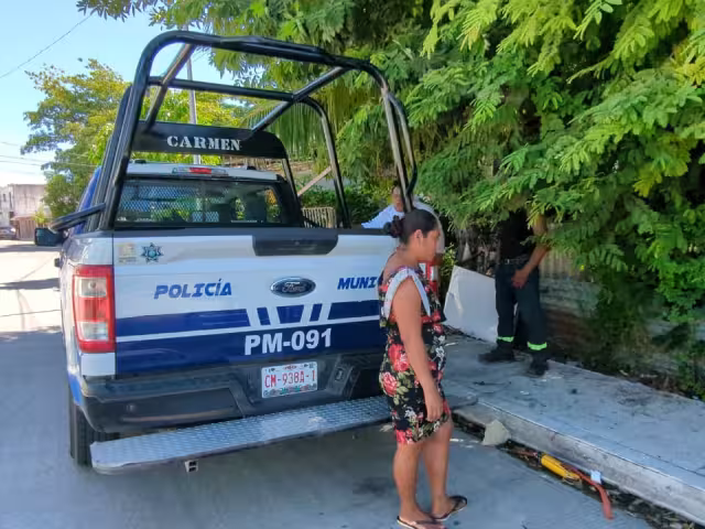 La mujer acudió con elementos policiacos a buscar sus pertenencias.