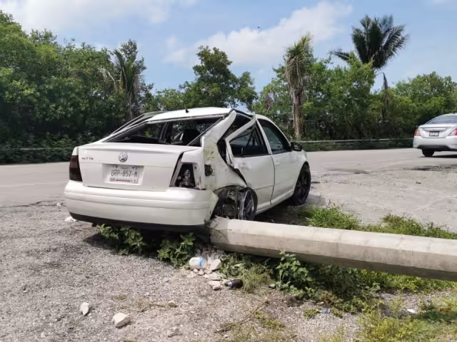 Una familia procedente de Cancún salvó su vida al chocar de reversa contra un poste de concreto en la carretera Carmen-Puerto Real