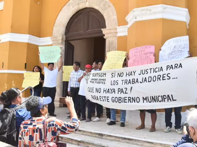 Extrabajadores del Ayuntamiento de Campeche buscan reincorporarse a sus puestos tras despidos que consideran injustificados