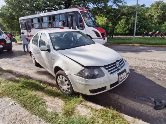 Colisión entre Volkswagen Jetta y Passat causa lesiones en cinco personas