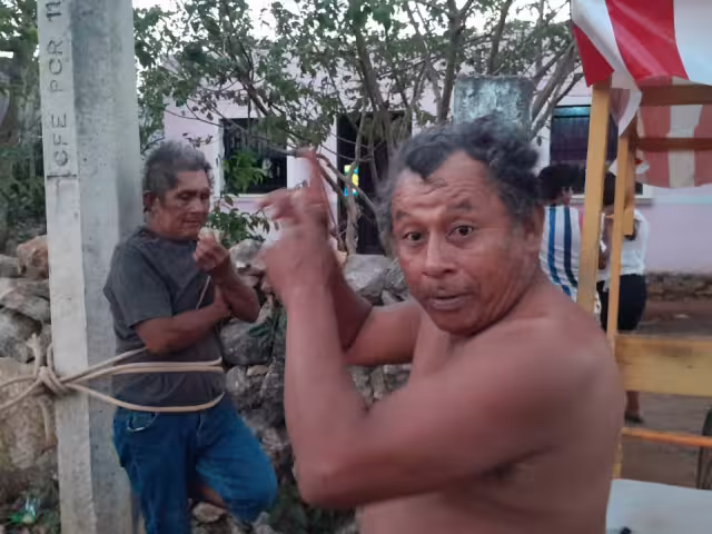 os colonos amenazaron con no soltar al señor hasta que el ladrón pague por todo lo robado.