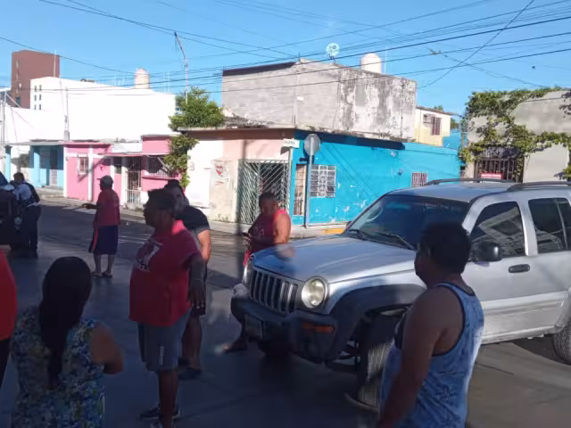 Vecinos de la colonia Primero de Mayo bloquearon la calle 37